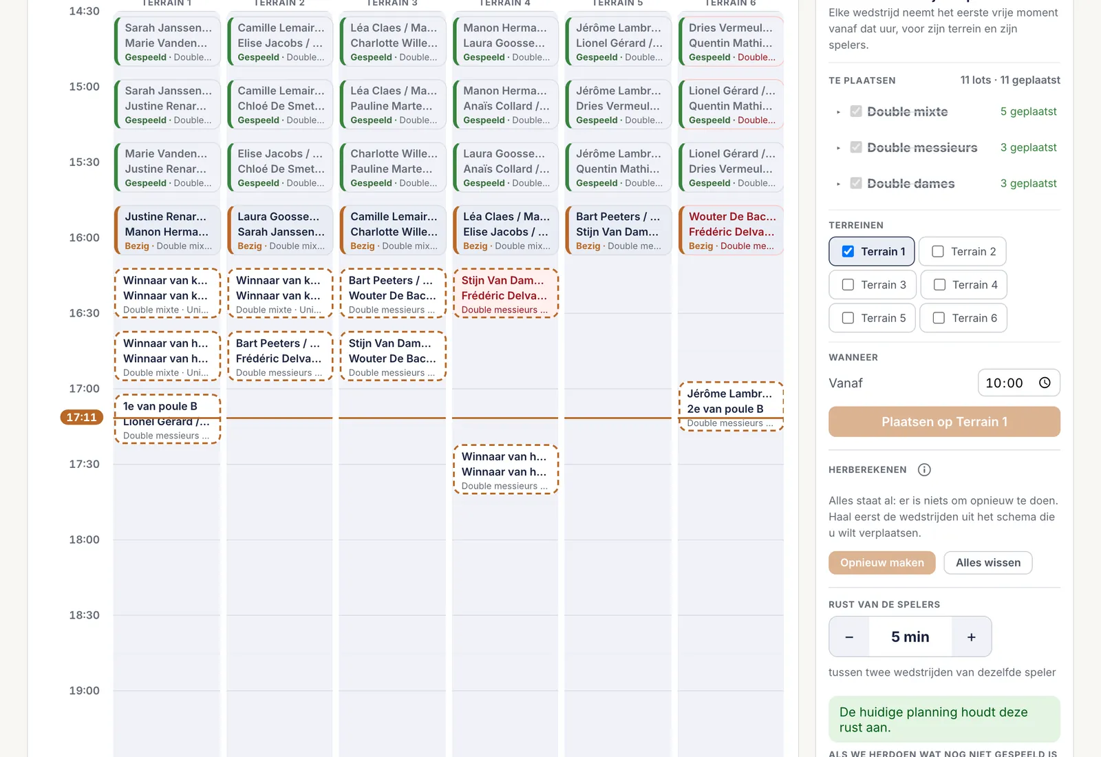 Het rooster van het schema: de zes terreinen in kolommen, gespeelde, lopende en komende wedstrijden, en rechts de instellingen van het schema
