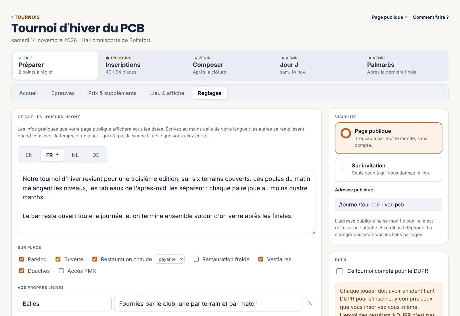 L’onglet Réglages&nbsp;: le texte de présentation par langue, les commodités sur place, et la visibilité du tournoi à droite
